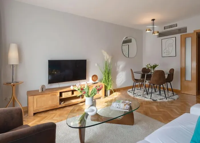 Vivienda Con Zona De Trabajo, Piscina Y Parking